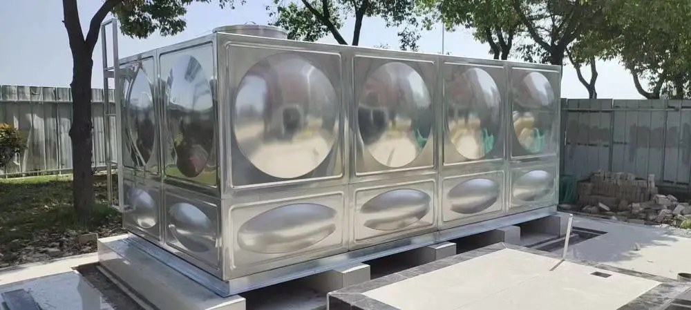 昆明方形组合式不锈钢水箱户外安装实拍-云南贵标本地上门安装